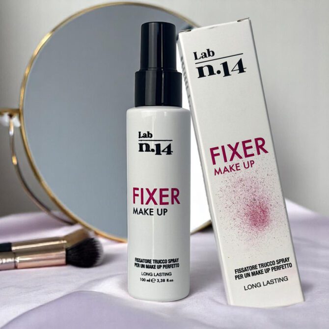 Spray fissante trucco Lab N14 da 100 ml su fondo rosa con specchio e pennello make-up