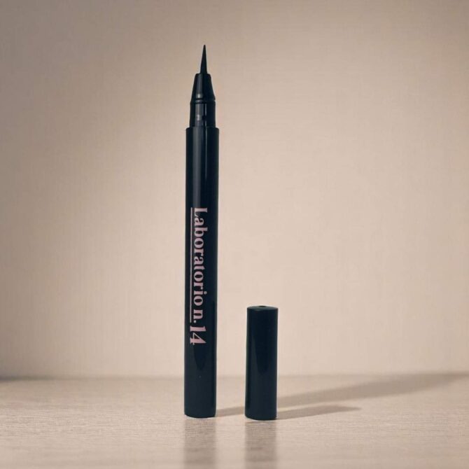 Eyeliner in Penna – Nero Intenso e Definizione Precisa